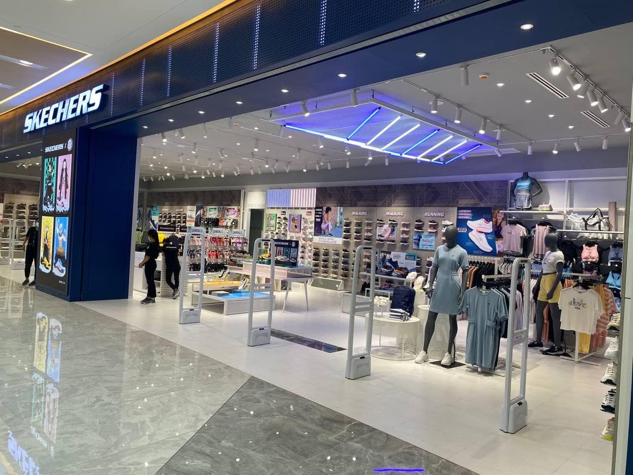 Retail interior decoration build